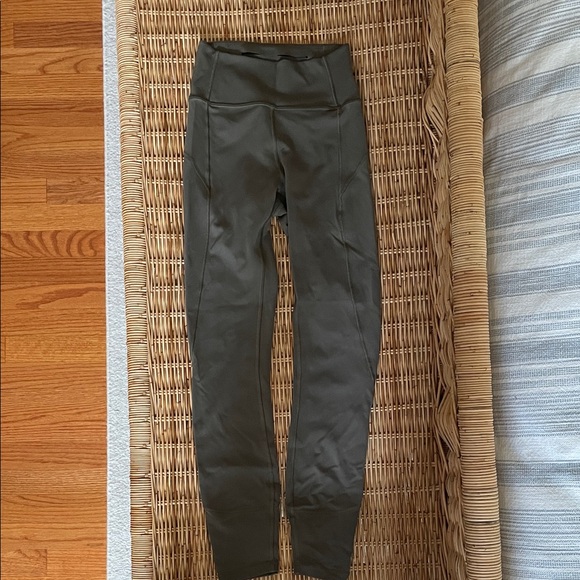 Size 2 Lululemon Olive Green Leggings - Picture 1 of 3